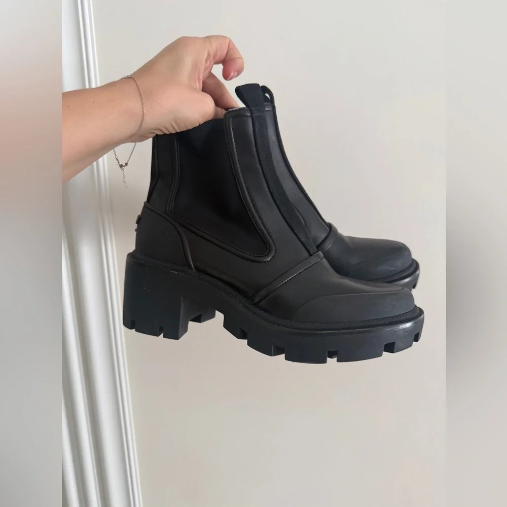 TORY BURCH Chelsea Lug Sole Ankle Boots Sz 8/8.5